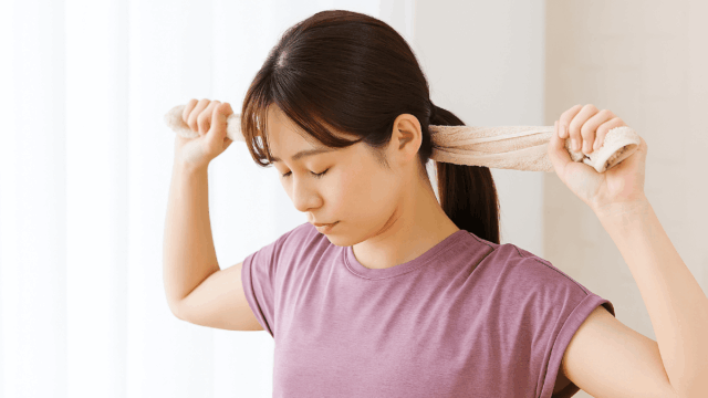 「肩が重い日」の1分ゆるストレッチ