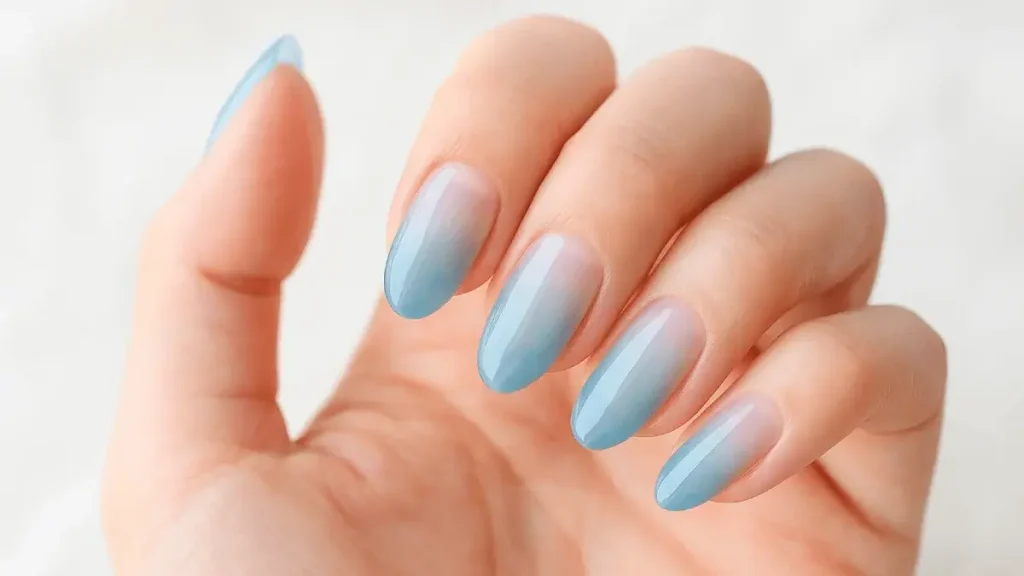 クリアブルーのネイル